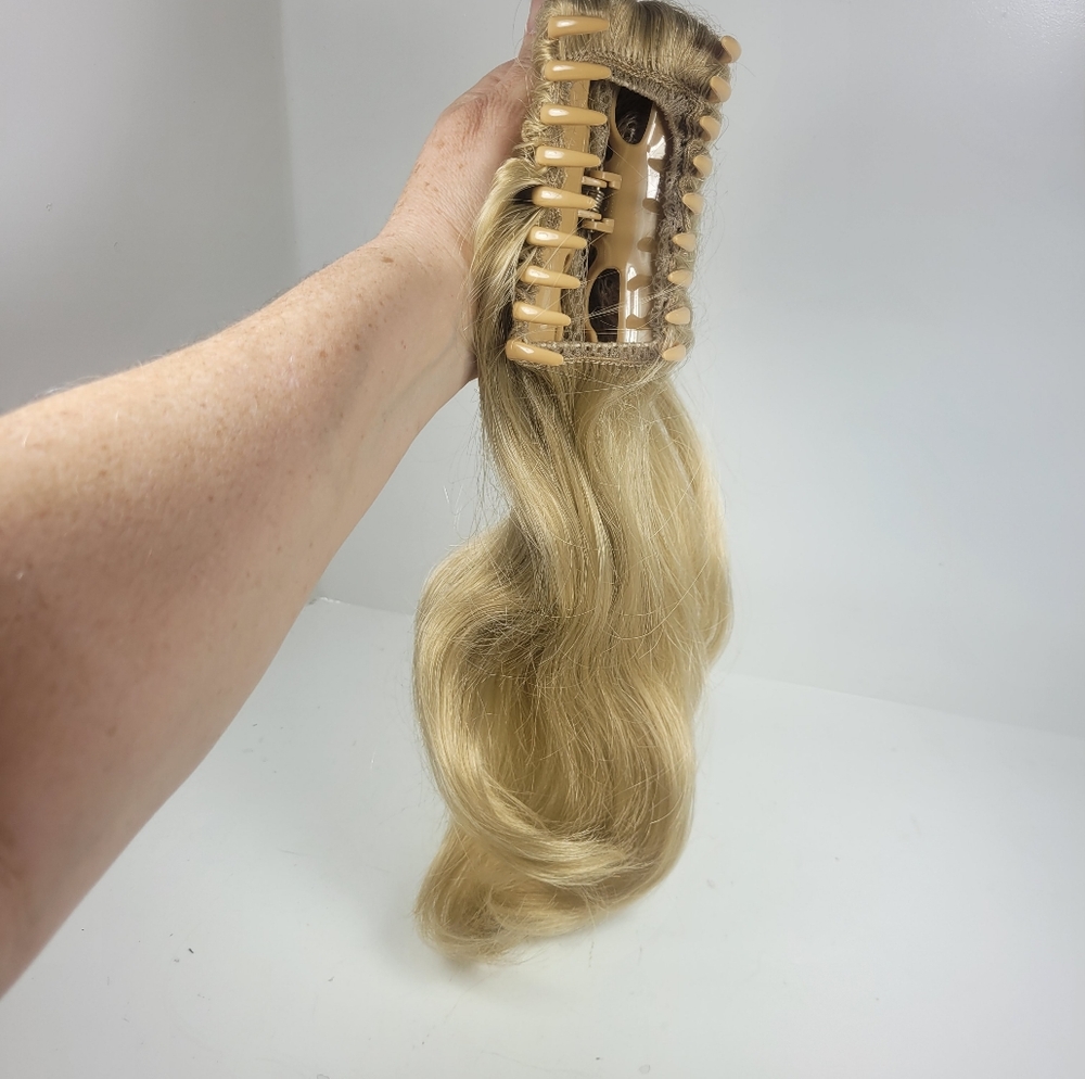 Blonde Women's Pony Tail Clip Hair Extension - Picture 6 of 9